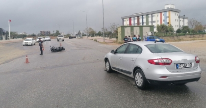 OTOMOBİLLE ÇARPIŞAN MOTOSİKLETİN SÜRÜCÜSÜ YARALANDI