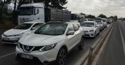 OTOYOLA GİRİŞLER KAPANINCA TRAFİK KİTLENDİ  