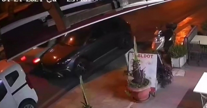 PARK HALİNDEKİ OTOMOBİLE ÇARPAN SÜRÜCÜDEN BÜYÜK HASAR
