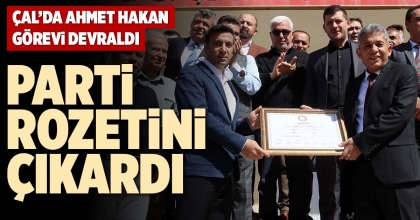 PARTİ ROZETİNİ ÇIKARDI