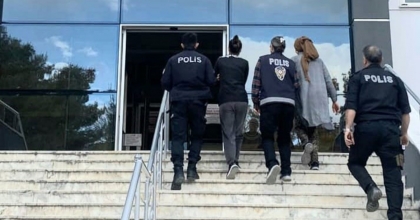 PAZARDA YANKESİCİLİK YAPAN KADINLAR YAKALANDI