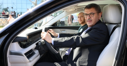 REKTÖR KUTLUHAN TOGG’UN TEST SÜRÜŞÜNÜ YAPTI