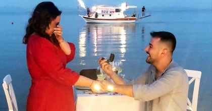 SAHİLDE NOSTALJİK EVLİLİK TEKLİFİ  