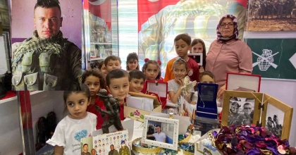 ŞEHİT OĞLUNUN HASRETİNİ BÖYLE GİDERİYOR