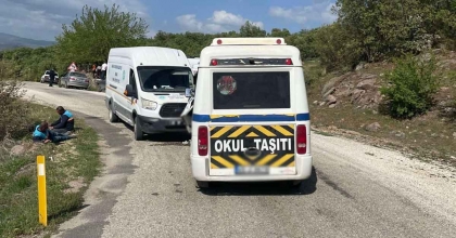 SELENDİ’DE OKUL SERVİSİ KAZA YAPTI: 9 ÖĞRENCİ YARALI  
