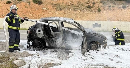 SEYİR HALİNDE ALEV ALAN OTOMOBİL HURDAYA DÖNDÜ