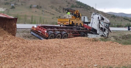 TALAŞ YÜKLÜ TIR DEVRİLDİ, SÜRÜCÜSÜ YARALANDI  