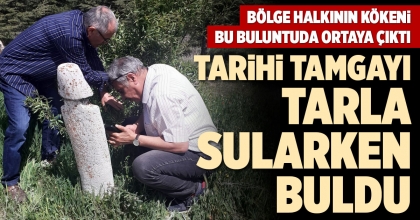 TARİHİ TAMGAYI TARLA SULARKEN BULDU
