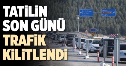 TATİLİN SON GÜNÜ TRAFİK KİLİTLENDİ