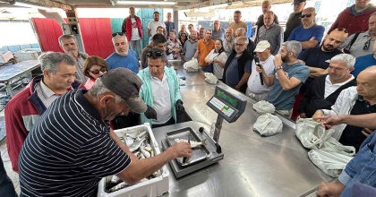 TEKNELERLE TUTULAN BALIKLAR MEZATLARDA ALICIYLA BULUŞUYOR