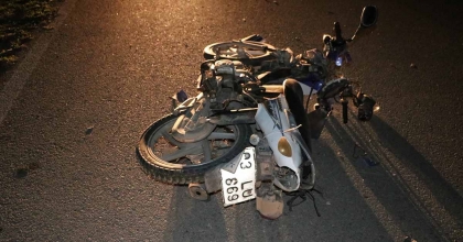 TİCARİ ARAÇ İLE ÇARPIŞAN MOTOSİKLETİN SÜRÜCÜSÜ AĞIR YARALANDI 