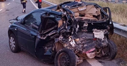 TIRIN ÇARPTIĞI OTOMOBİL HURDAYA DÖNDÜ: 1'İ AĞIR 2 YARALI  