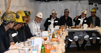 VALİ ÜNLÜ, YERİN METRELERCE ALTINDA MADENCİLERLE İFTAR YAPTI  