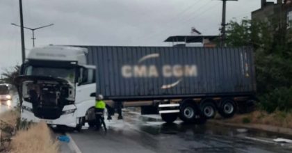  KONTROLDEN ÇIKAN TIR YOLU KAPATTI: 1 YARALI  