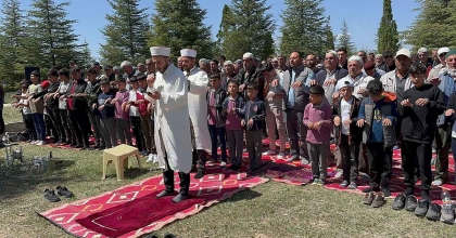 YAĞMUR DUASINA ÇIKIP 4 BİN KİŞİLİK HAYIR YAPTILAR  