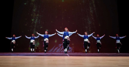 250 DANSÇI SAHNE ALDI