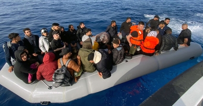 33 DÜZENSİZ GÖÇMEN KURTARILDI  