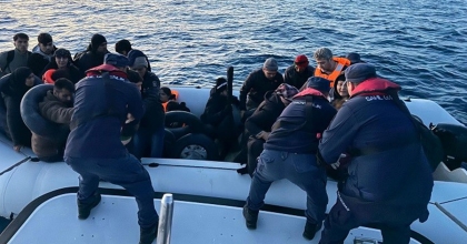 50'Sİ ÇOCUK 186 GÖÇMEN KARAYA ÇIKARTILDI  