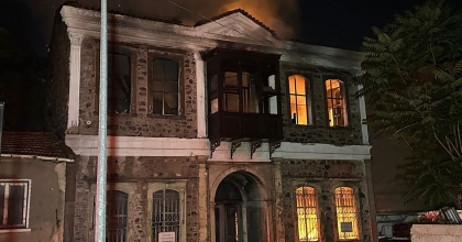 ALEV ALEV YANAN TARİHİ BİNA KÜLE DÖNDÜ  