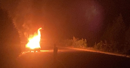 ALEV TOPUNA DÖNEN OTOMOBİL KULLANILAMAZ HALE GELDİ  