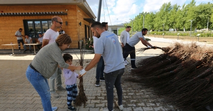ATALIK TOHUMLARDAN ÜRETİLEN FİDELER HALKLA BULUŞTU