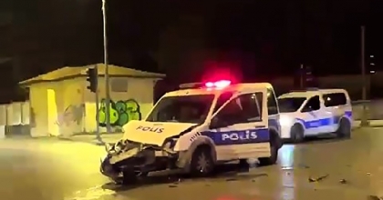POLİS ARACI İLE OTOMOBİL ÇARPIŞTI