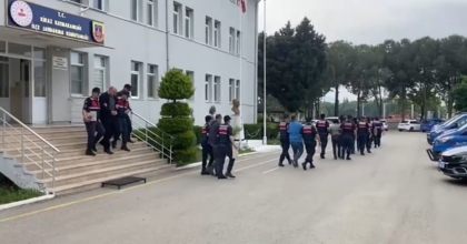 İZMİR’DE BİN 46 DÜZENSİZ GÖÇMEN KAÇMAYA ÇALIŞIRKEN YAKALANDI   