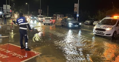 BODRUM'DA YOLLAR GÖLE DÖNDÜ   