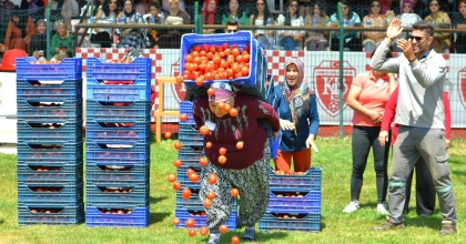 KASA TAŞIMA YARIŞMASINDA ERKEKLERE TAŞ ÇIKARTTI