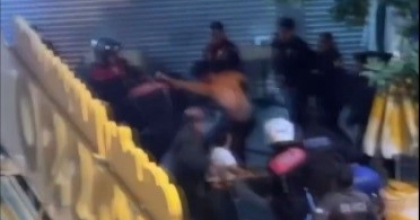 KAVGAYA MÜDAHALE EDEN POLİSLERE SALDIRAN ŞAHIS KAMERADA 