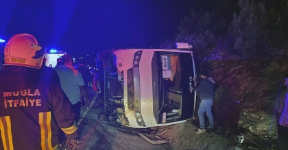 ÖĞRENCİLERİ TAŞIYAN MİDİBÜS ŞARAMPOLE UÇTU: 25 YARALI   