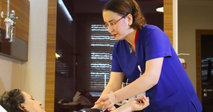 HASTALIĞINI YENDİ VE ÇOK SEVDİĞİ HEMŞİRELİĞİ BIRAKMADI   