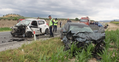 MANİSA’DA OTOMOBİLLER KAFA KAFAYA ÇARPIŞTI: 1’İ AĞIR 3 YARALI  