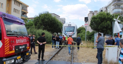 KARŞI GEÇMEK İSTEYEN YAŞLI KADIN TRENİN ALTINDA KALDI  