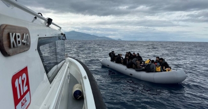 SÜRÜKLENEN BOTTAKİ 47 GÖÇMEN KURTARILDI  