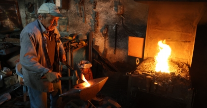 YARIM ASIRDIR AYNI KÖRÜĞÜN BAŞINDA HİZMET VERİYOR 