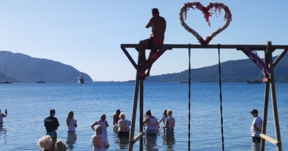 ÖLEN YAKINLARININ KÜLLERİNİ DENİZE DÖKTÜLER 