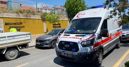 OTOBÜSE ARKADAN ÇARPAN MOTOSİKLETİN SÜRÜCÜSÜ YARALANDI  