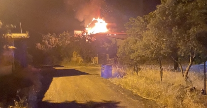 GECE SAATLERİNDE ÇIKAN YANGIN PANİĞE NEDEN OLDU 