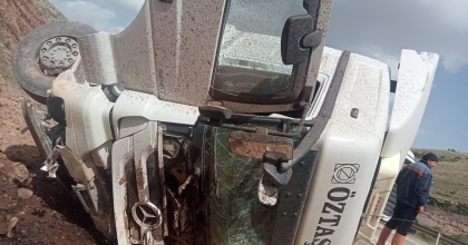 HAFRİYAT KAMYONUNUN DEVRİLDİĞİ KAZADA 1 KİŞİ YARALANDI  