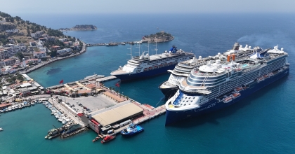 KUŞADASI’NA 3 KRUVAZİYERLE 7 BİN 892 TURİST GELDİ  