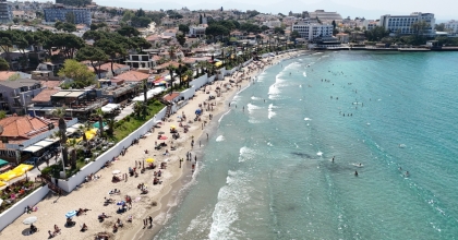 ŞEZLONG VE ŞEMSİYELERİN ÜCRETSİZ OLMASINDAN TATİLCİLER MEMNUN