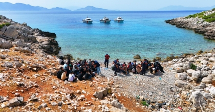 DÜZENSİZ GÖÇMENLERİ YUNANİSTAN DİYE ISSIZ KOYA BIRAKIP GİTTİLER   