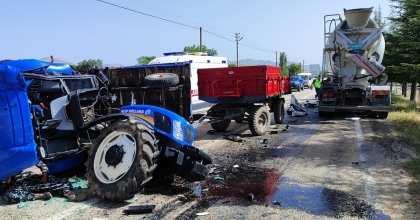 BETON MİKSERİ İLE TRAKTÖRÜN ÇARPIŞTIĞI KAZADA 3 KİŞİ YARALANDI   