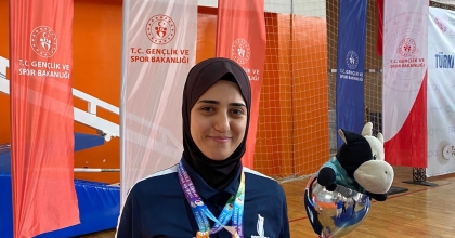 BAYRAKLILI KARATECİ KATAR YOLCUSU   