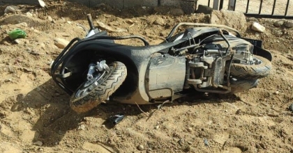 MOTOSİKLETİN DİREKSİYON HAKİMİYETİNİ KAYBEDEN SÜRÜCÜ METRELERCE SÜRÜKLENDİ  