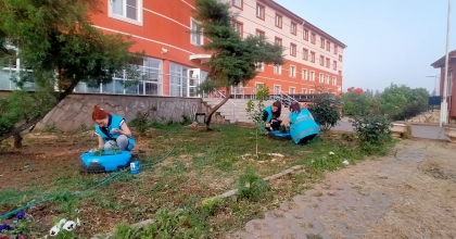 ÖĞRENCİLER ATIKLARI GERİ DÖNÜŞTÜRDÜ, BAHÇEYİ RENKLENDİRDİ  