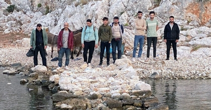 DÜZENSİZ GÖÇMENLER ADADA MAHSUR KALDI   