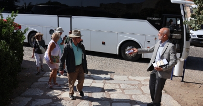 TURİSTLERE İSLAM’I ANLATAN ŞEHİT BABASI İMAMA “İYİLİK” ÖDÜLÜ