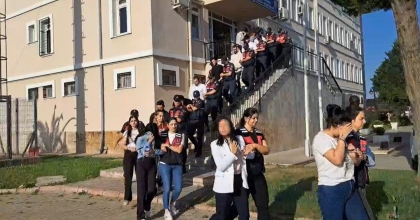 ÖRGÜTÜN ELEBAŞLARINDAN BİRİ ÇİNLİ KADIN ÇIKTI  